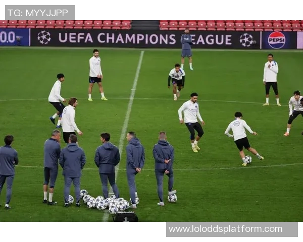 欧冠激战巴黎圣日耳曼逆转曼联绝杀瞬间点燃全场热情