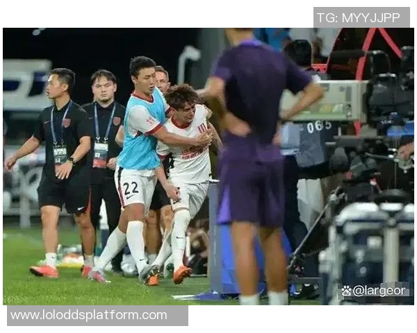 中超激战波尔图逆转那不勒斯红牌争议引发全场热议与点评